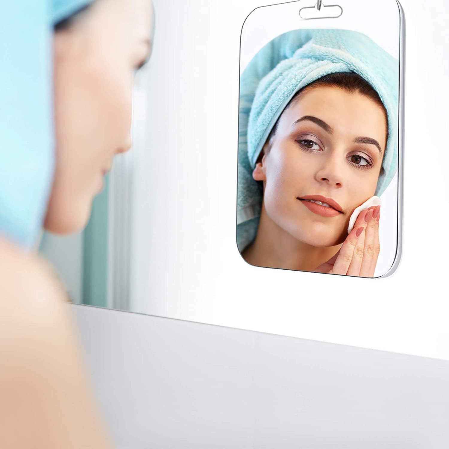 Premium Anti-Fog Mirror for Smooth Grooming